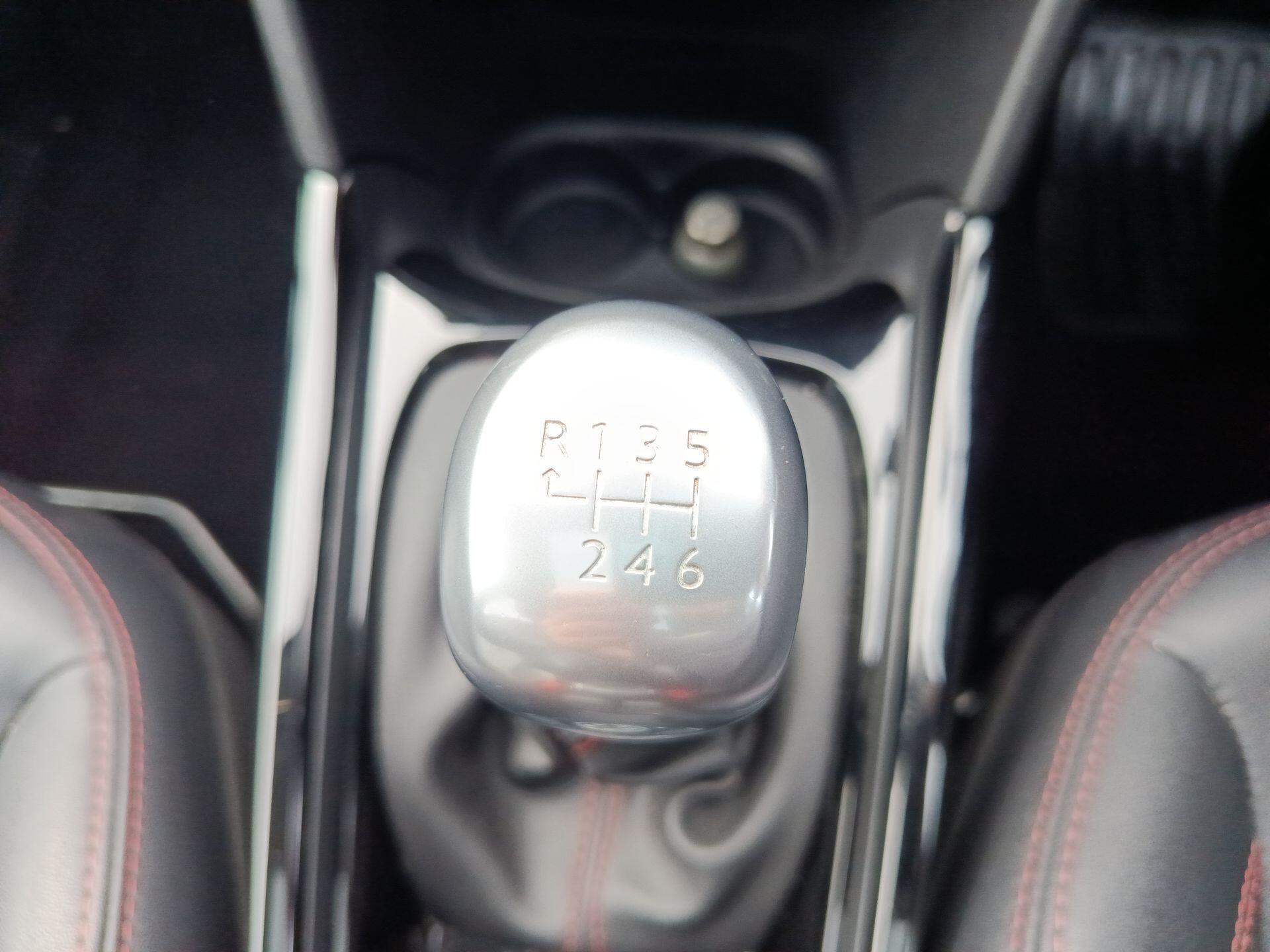 2018 Peugeot 2008 thumbnail 13