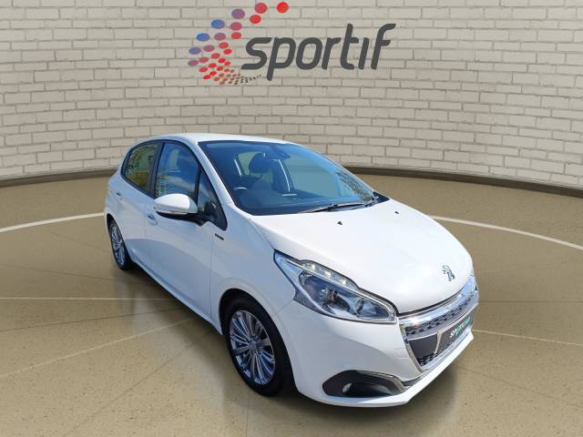 Peugeot 208 1.2 PureTech Signature Hatchback 5dr Petrol Manual Euro 6 (s/s) (82 ps) Hatchback Petrol White